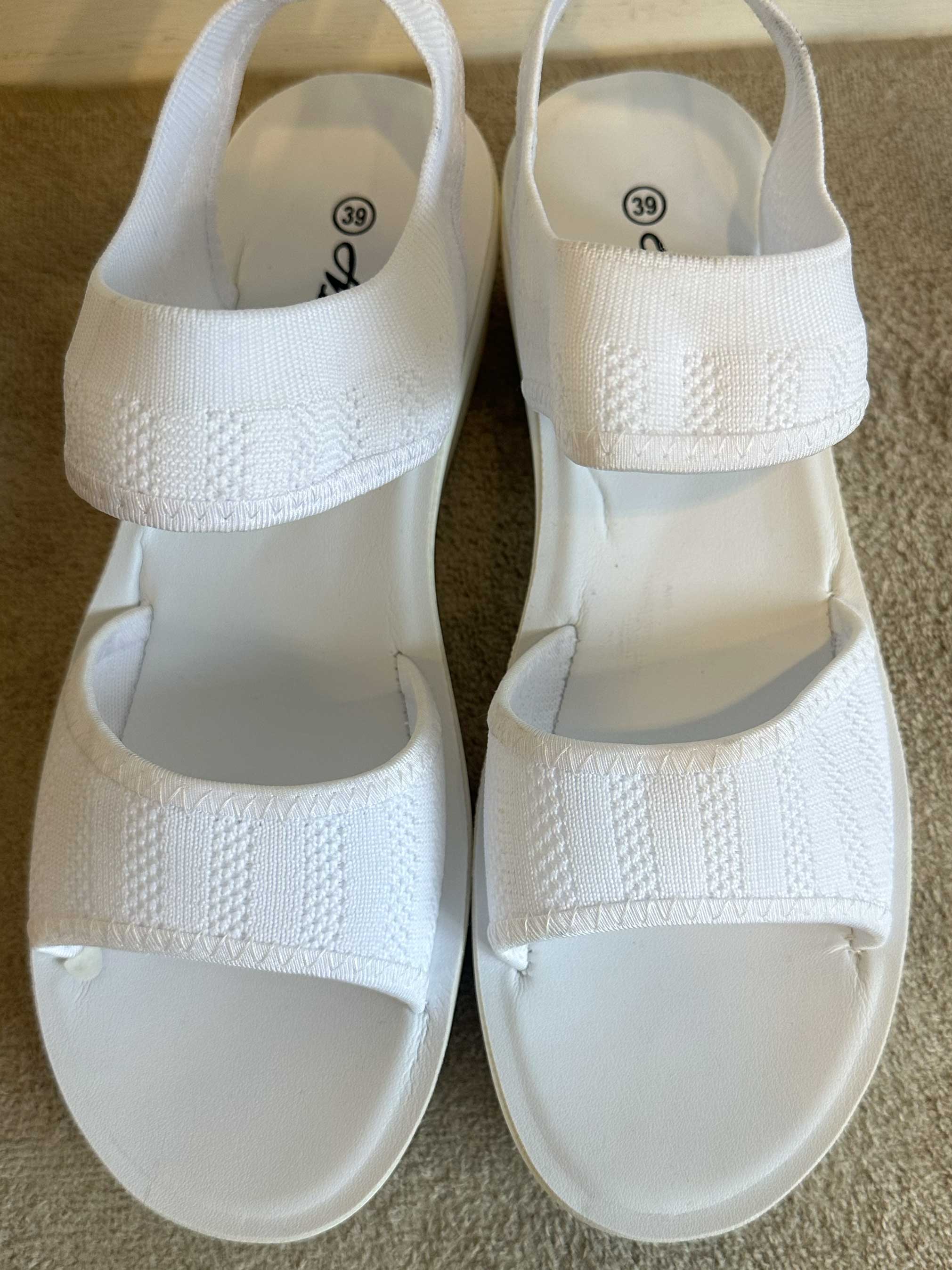 Jolina - Bløde sandaler med lille hæl og stræk i remmen